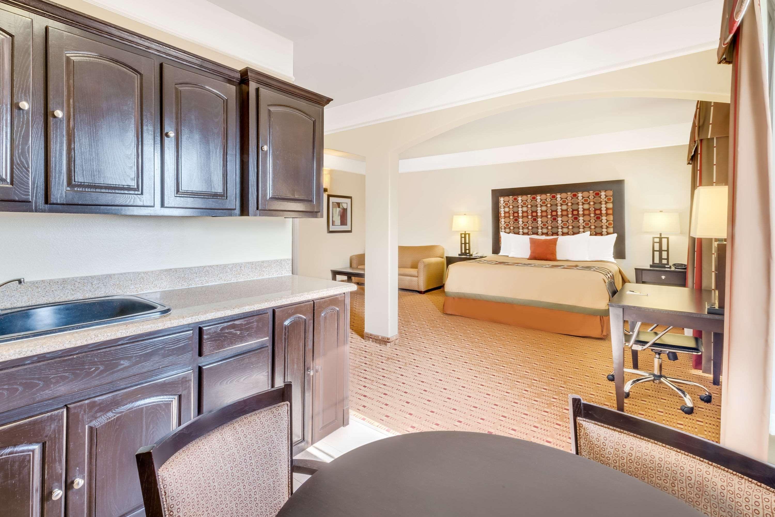 Super 8 By Wyndham Hidalgo At La Plaza Mall & Mcallen Airport Exteriör bild