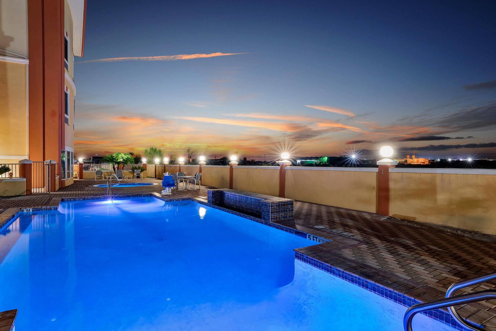 Super 8 By Wyndham Hidalgo At La Plaza Mall & Mcallen Airport Exteriör bild