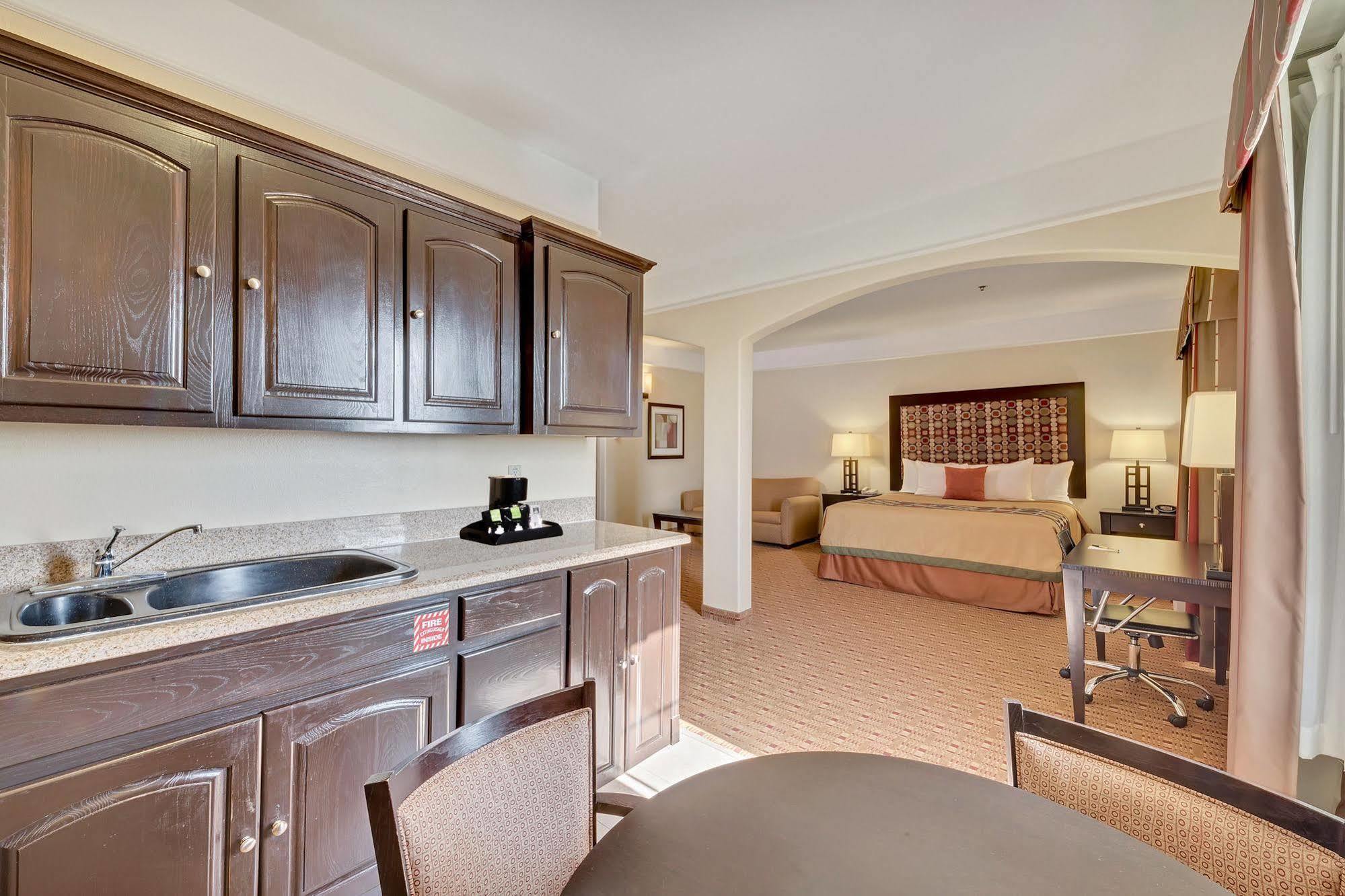 Super 8 By Wyndham Hidalgo At La Plaza Mall & Mcallen Airport Exteriör bild